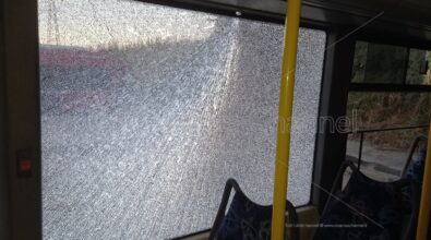 Cosenza, bus dell’Amaco con studenti a bordo colpito da un oggetto. Vetri in frantumi
