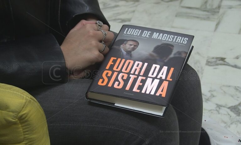 “Fuori dal sistema”, il libro con cui De Magistris racconta i giorni di Why Not