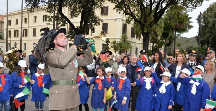 Festa delle Forze Armate, Cosenza rende onore ai caduti di tutte le guerre | FOTO