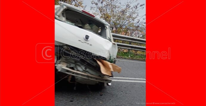 Incidente stradale sulla Silana-Crotonese: spaventoso scontro tra due auto – LIVE