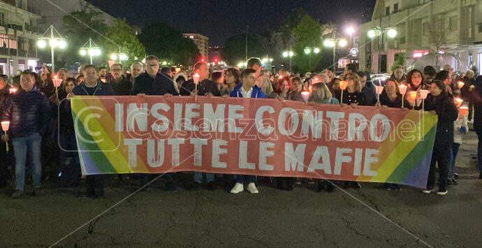 L’urlo della manifestazione di Rende: «Fuori la mafia dalle istituzioni» | FOTO