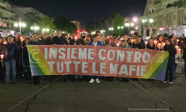 L’urlo della manifestazione di Rende: «Fuori la mafia dalle istituzioni» | FOTO
