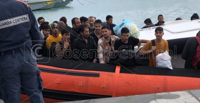 Roccella, 81 migranti giunti al Porto: è il settimo sbarco negli ultimi 8 giorni