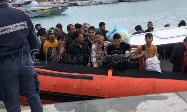 Roccella, 81 migranti giunti al Porto: è il settimo sbarco negli ultimi 8 giorni