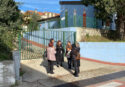 Rende, genitori preoccupati a Surdo: «L’uscita di scuola è sulla strada, i nostri figli rischiano»