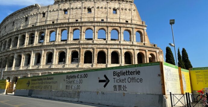 Selfie al Colosseo, arrestate tre persone con l’accusa di estorsione