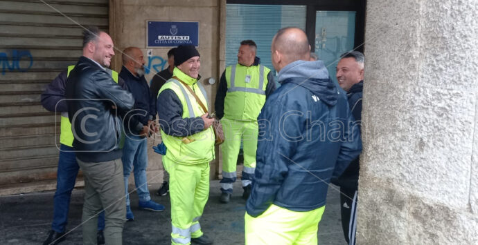 Ecologia Oggi, dipendenti in protesta a Palazzo dei Bruzi col supporto dei sindacati