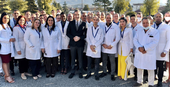 Occhiuto dà il benvenuto a Cosenza ai 50 medici cubani arrivati ieri in Calabria