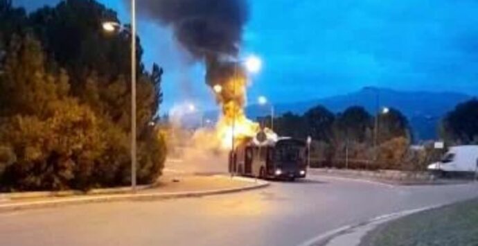 Rende, bus Amaco in fiamme: il momento dell’esplosione | VIDEO