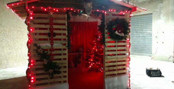 Ad Aiello Calabro la casa di Babbo Natale dà il benvenuto a grandi e piccini
