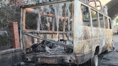 Fuscaldo, scuolabus in fiamme tra le case. Cittadini spaventati | VIDEO