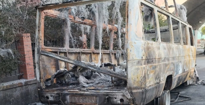 Fuscaldo, scuolabus in fiamme tra le case. Cittadini spaventati | VIDEO