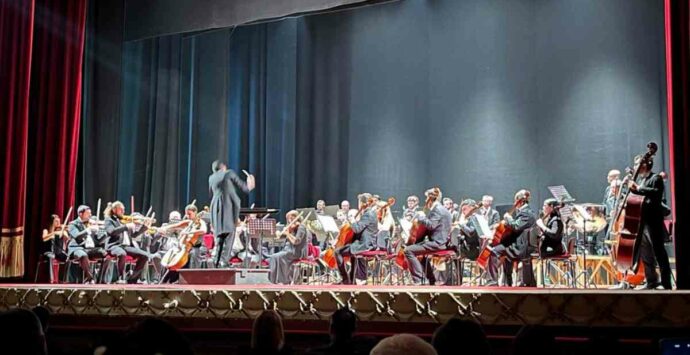 “Armonie di Natale”, al Rendano un nuovo concerto dell’Orchestra Sinfonica Brutia