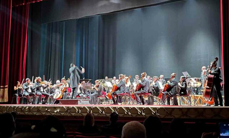 “Armonie di Natale”, al Rendano un nuovo concerto dell’Orchestra Sinfonica Brutia