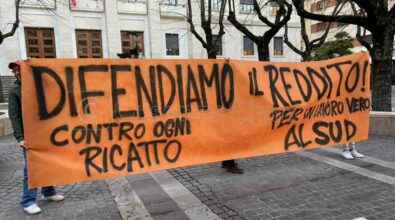 Cosenza, manifestanti in piazza per difendere il reddito di cittadinanza | VIDEO