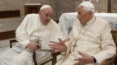 Benedetto XVI si aggrava, Bergoglio: «Una preghiera speciale per lui»