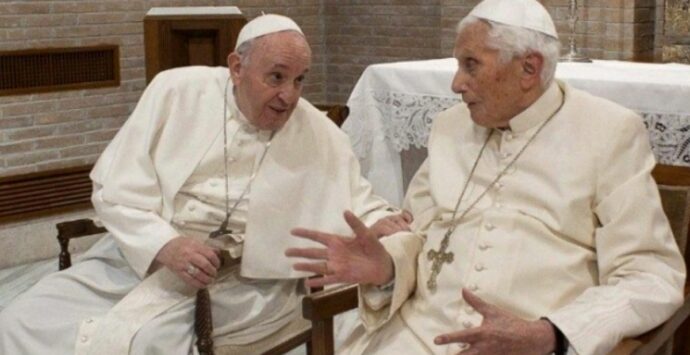 Benedetto XVI si aggrava, Bergoglio: «Una preghiera speciale per lui»