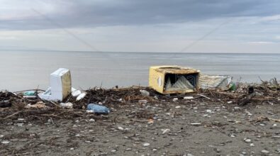 Corigliano-Rossano, la spiaggia diventa una discarica: la mareggiata si lascia dietro rifiuti di ogni tipo