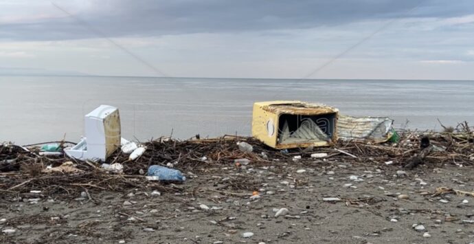 Corigliano-Rossano, la spiaggia diventa una discarica: la mareggiata si lascia dietro rifiuti di ogni tipo