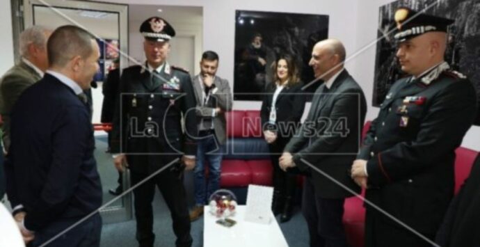 Il generale dei carabinieri Salsano in visita a LaC: «Grande lavoro, non arretrate mai»