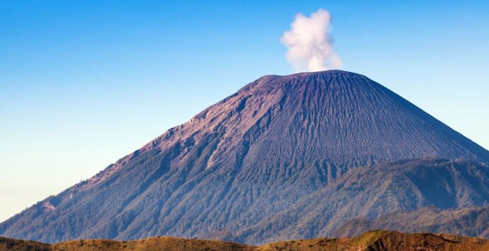 Indonesia, erutta il vulcano Monte Semeru: è allarme tsunami in Giappone