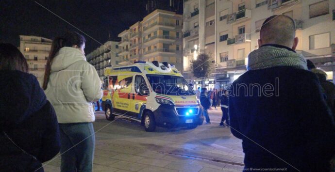 Cosenza, rissa furibonda in piazza Bilotti: diversi feriti | FOTO
