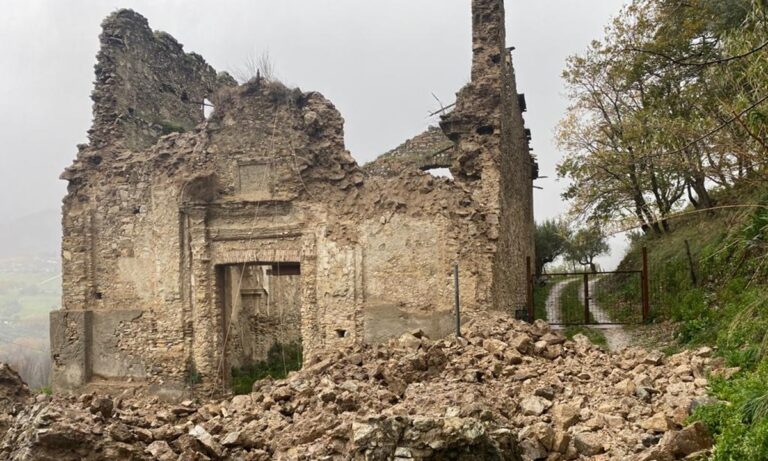 Lattarico, crolla la chiesa della Madonna del Pettoruto