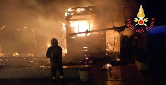 Scalea, è doloso l’incendio che ha distrutto un bar: cosa dicono i pompieri | FOTO