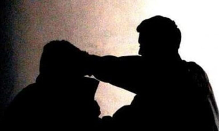 Colpito con un pugno al volto durante una lite con un amico: 21enne in Rianimazione