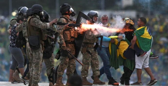 Brasile, 400 persone arrestate dopo l’assalto ai palazzi del potere