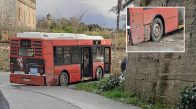 Cosenza, bus dell’Amaco resta impantanato in una grossa buca: utenti bloccati per strada