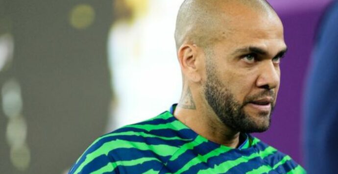 Violenza sessuale, il calciatore Dani Alves finisce dietro le sbarre