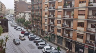 L’illusione della neve a Cosenza, strade imbiancate dalla grandine | VIDEO