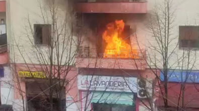 Cosenza, incendio divampa in un appartamento davanti all’obitorio  |  VIDEO