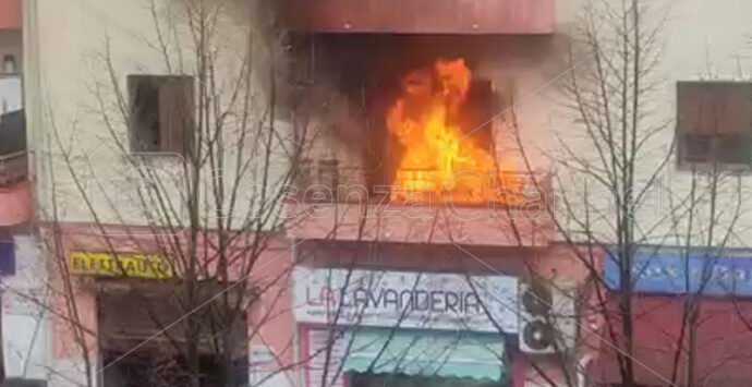 Cosenza, incendio divampa in un appartamento davanti all’obitorio  |  VIDEO