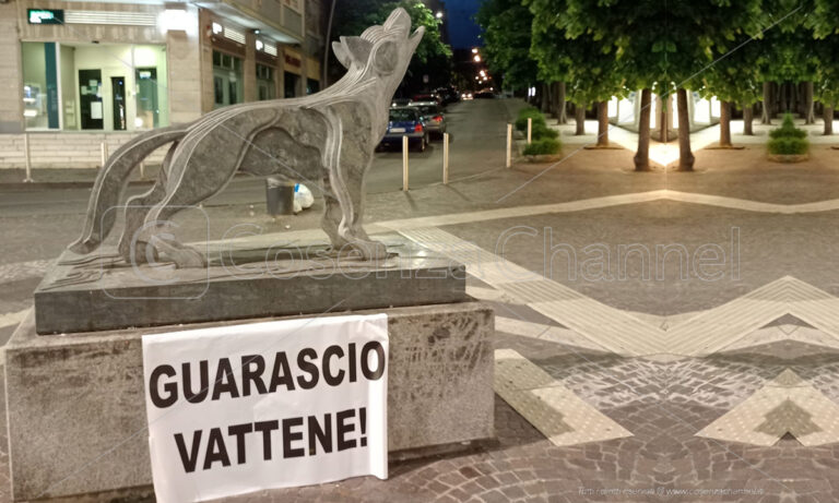 Curva Sud e Curva Nord: «Diserteremo Cosenza-Parma, Guarascio vada via»