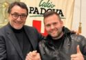 La pace dopo la zuffa: Mirabelli stringe la mano al tifoso del Padova