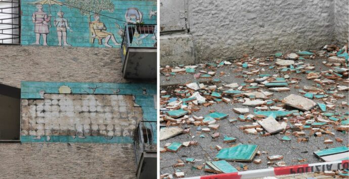 Cosenza, crolla un mosaico dalla facciata di un palazzo in via Roma