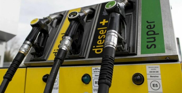 Prezzo della benzina alle stelle: gasolio è al massimo del 2023