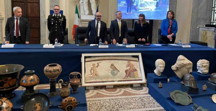 Rimpatriati in Italia dagli Usa 60 reperti archeologici trafugati: valgono più di 20 milioni di dollari