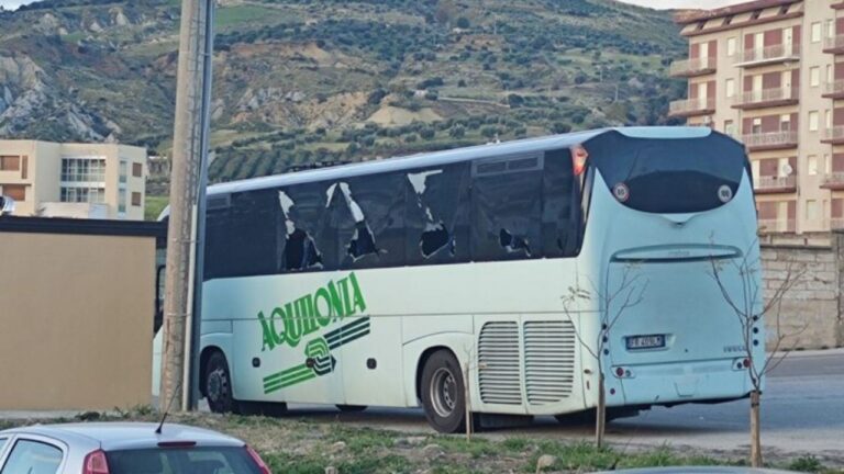 Cassano-Amantea finisce a sassate contro il bus ospite. Il sindaco stigmatizza