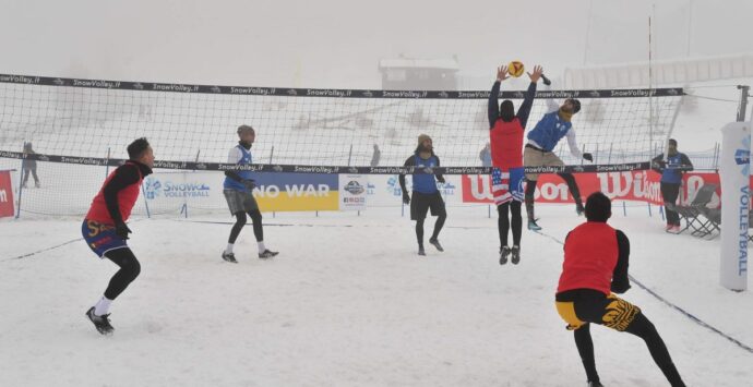 Grande sport a Lorica, lo Snow volley si presenta al pubblico