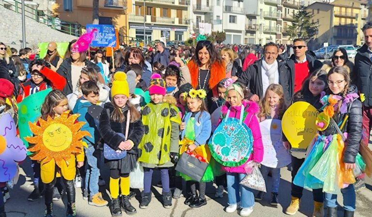 Carnevale di San Giovanni in Fiore, oltre mille bambini sfilano per l’ambiente
