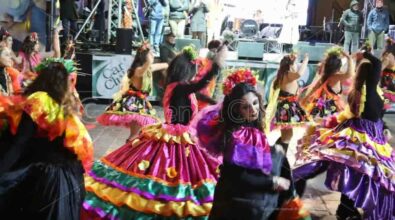 Sfilate, balli in maschera e tanto divertimento: il Carnevale di Castrovillari è (sempre) un successo | VIDEO