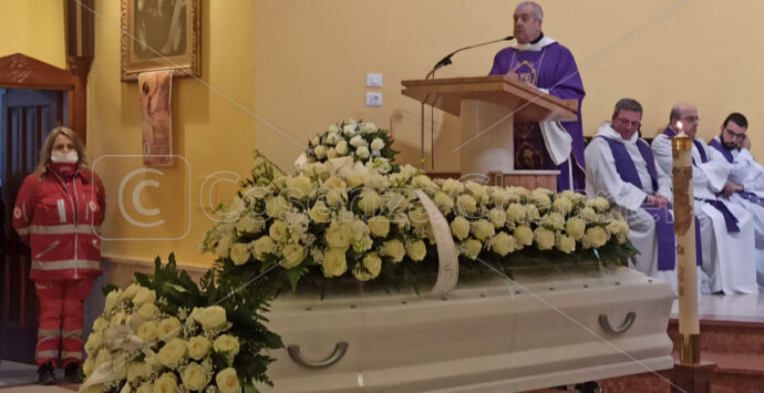 Acri, commozione e lacrime al funerale di Angelo. Il Vescovo: «E’ il momento del silenzio»