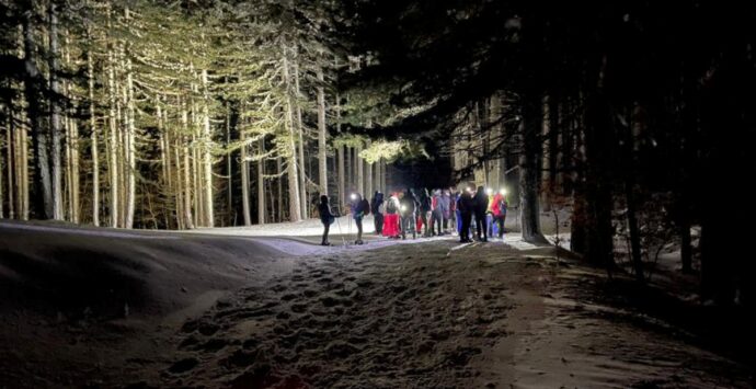 Messa sulla neve e ciaspolata notturna in Sila: l’iniziativa del Comune di Longobucco | FOTO