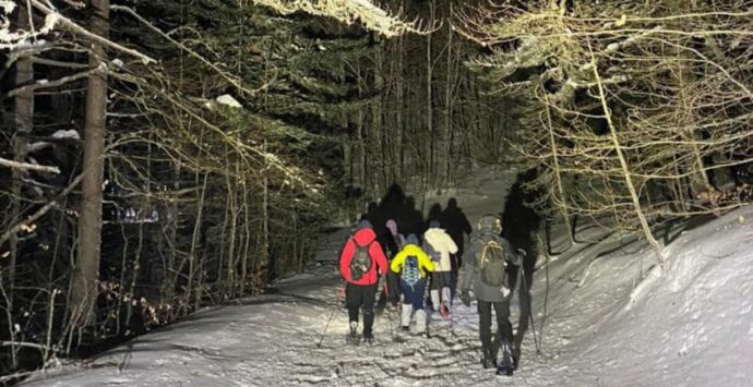 Messa sulla neve e ciaspolata notturna in Sila: l’iniziativa del Comune di Longobucco | FOTO