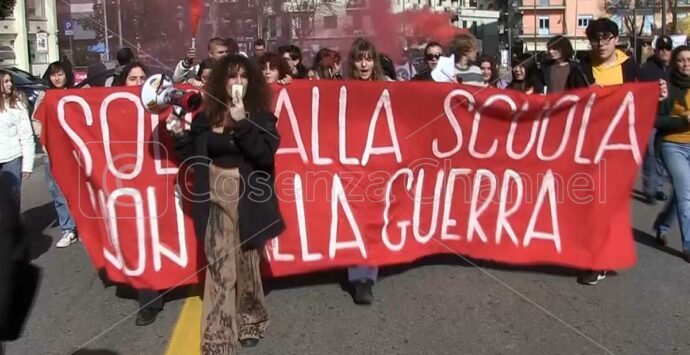 “Soldi alla scuola, non alla guerra”, a Cosenza si manifesta in piazza | VIDEO
