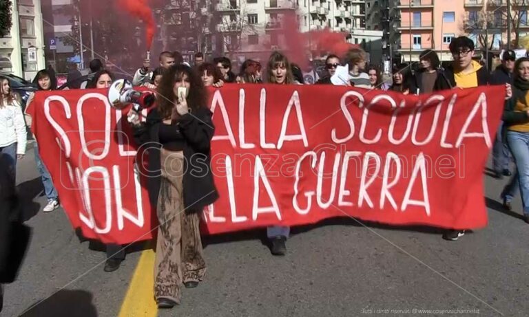 “Soldi alla scuola, non alla guerra”, a Cosenza si manifesta in piazza | VIDEO