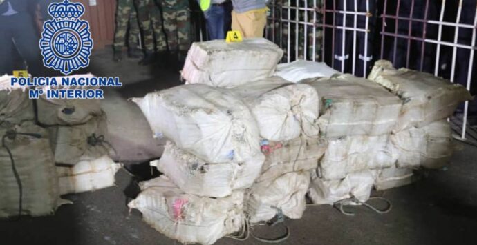 ‘Ndrangheta, 805 chili di cocaina a bordo di un peschereccio: sette arresti